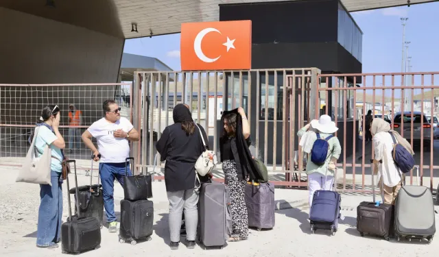 İranlılar Gürbulak Sınır Kapısı'na akın etti