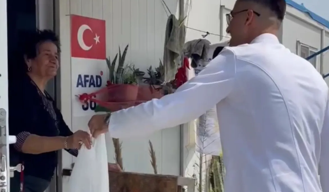 Depremzede genç üniversiteden mezun oldu, konteyner kente kurban dağıttı