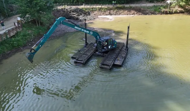 Trabzon'daki Sera Gölü 30 tonluk yüzer iş makinesiyle temizleniyor