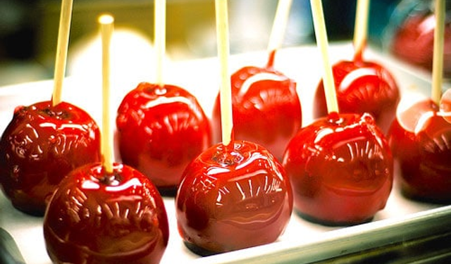 Rüyada elma şekeri yemek ne demek? Rüyada elma şekeri yemenin psikolojik anlamları...