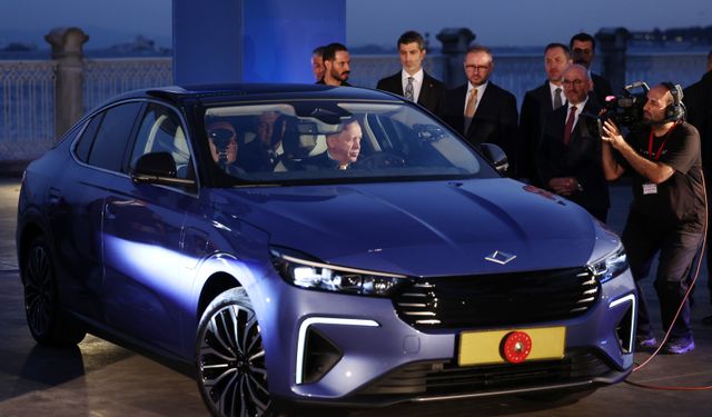 Cumhurbaşkanı Erdoğan, yeni TOGG TF10 ile deneme sürüşü yaptı