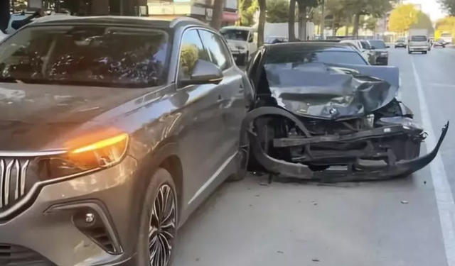 Togg'a çarpan BMW paramparça oldu! Sosyal medyayı salladı