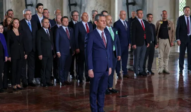 Özgür Özel yeni PM ve YDK üyeleriyle Anıtkabir'de