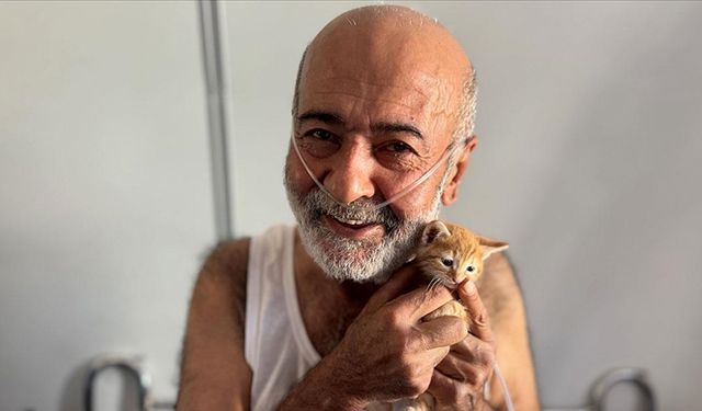 KOAH hastası depremzede, oksijen cihazından ayrıldığı saatlerde sahipsiz hayvanları besliyor