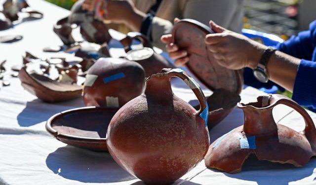 Urartuların ihtişamlı kalesinden çıkan seramik parçalarını "yapboz" gibi birleştiriyorlar