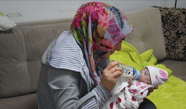 Dünyaya 25 haftalıkken gözlerini açan Hatice Asel bebek 3,5 aylık tedavi sonrası ailesine kavuştu