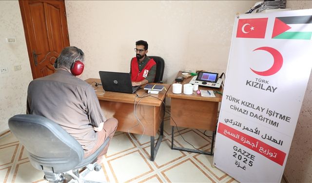 Türk Kızılay, Gazze'de İsrail saldırıları nedeniyle duyma kaybı yaşayan Filistinlilere işitme cihazı dağıttı