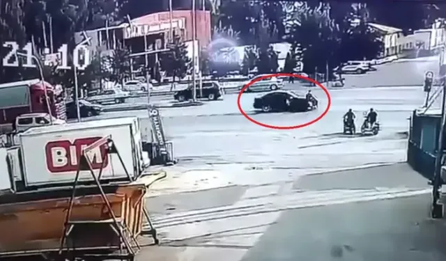 Otomobil kırmızı ışıkta geçti! Motosiklete çarptı