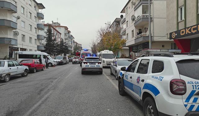 Önce kendini kitledi sonra evi ateşe verdi
