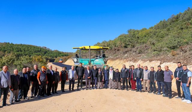 Köyünün ilk asfaltını Sebahat teyze attı