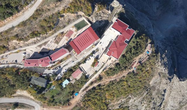 Korku dolu anlar! Yamaçtan kayalar koptu, iki lise tahliye edildi