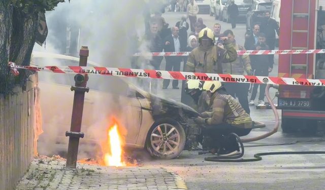 Yer altı elektrik kabloları patladı! Bir otomobil alev alev yandı