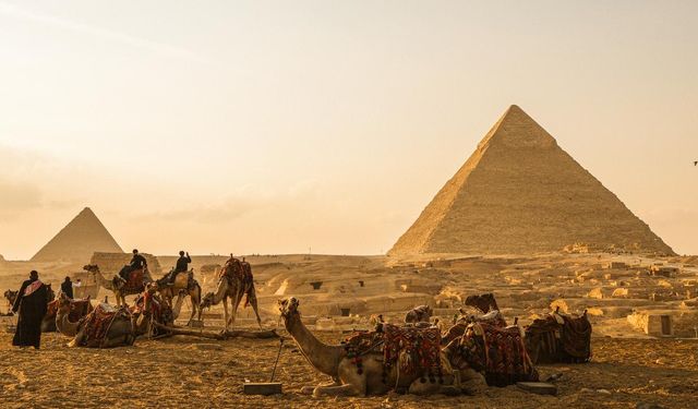 Giza Piramidi’nin içinde gizli bir giriş mi bulundu?