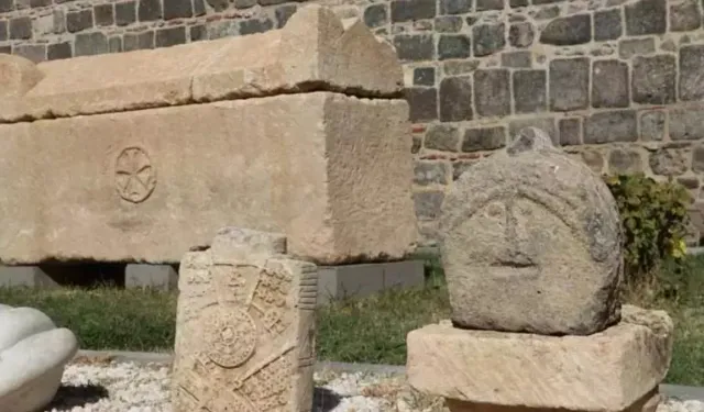 1934'ten beri Diyarbakır'da: İşte "emojili asker mezar taşı"