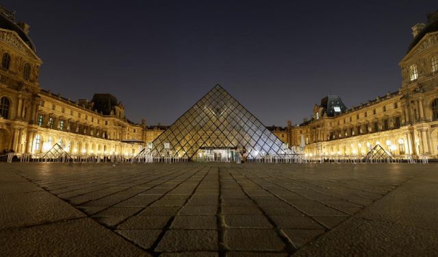 Fransa'da Louvre Müzesi'nin giriş ücretleri AB ve 3 ülke dışındaki ziyaretçiler için 2026'da artacak