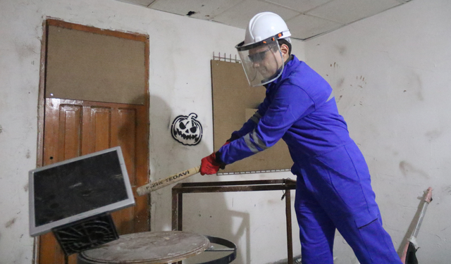 Her şey dahil stres evi! Eşyaları kırıp rahatlıyorlar