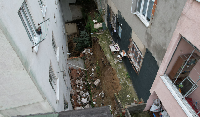İstanbul'da iki bina arasındaki istinat duvarı çöktü!