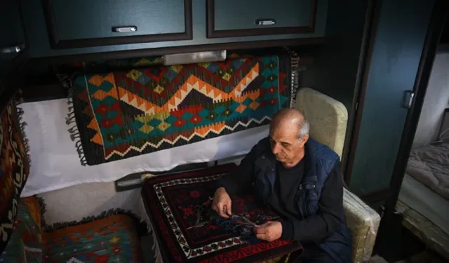 Sındırgı’daki depremler sonrası halı tamircisi karavana taşındı