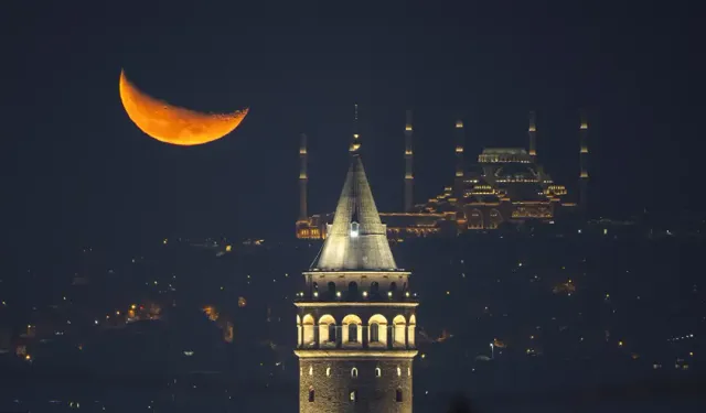 İstanbul'da hilal büyüledi
