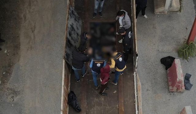 TIR'ın dorsesindeki gizli bölmede 20 düzensiz göçmen yakalandı