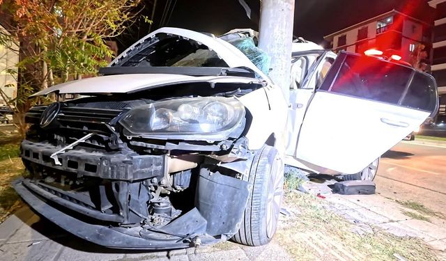 Kontrolden çıkan araç elektrik direğine saplandı