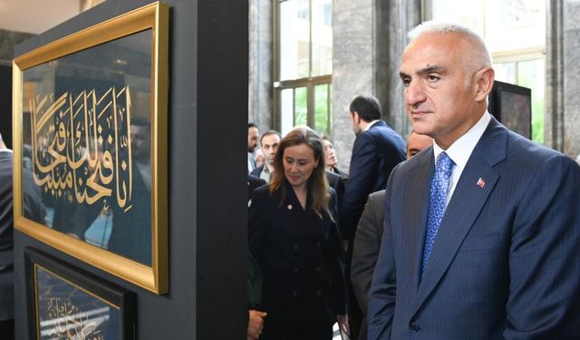 Bakan Ersoy, TBMM'deki "Hilalin Işığında" sergisini gezdi