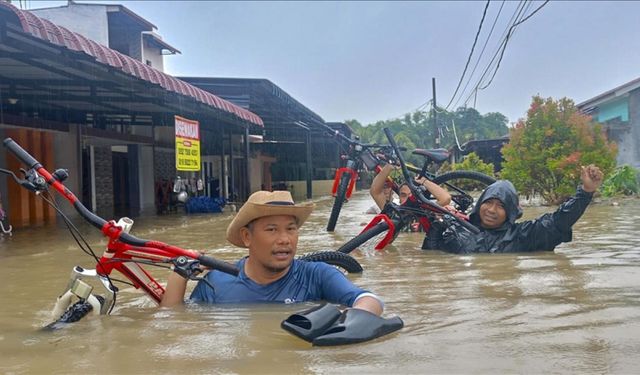 Endonezya'da şiddetli yağışların yol açtığı afetlerde ölenlerin sayısı 23'e yükseldi