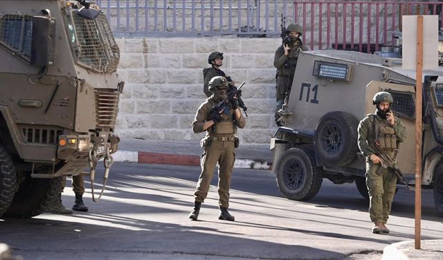 Katil İsrail ordusu, Batı Şeria'da 32 Filistinliyi gözaltına aldı, 10 kişiyi yaraladı