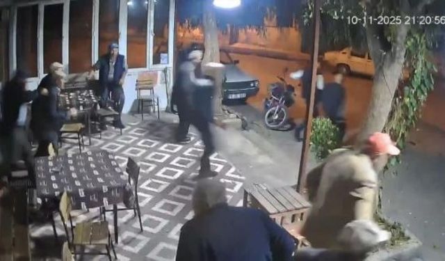 Deprem anı kamerada! Çayını elinden bırakmadı