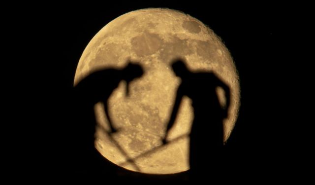 Ay'ın içinde ne var?