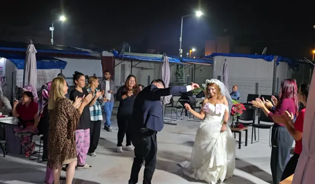 Enkazdan kurtarılan Recep, konteyner kentte dünya evine girdi