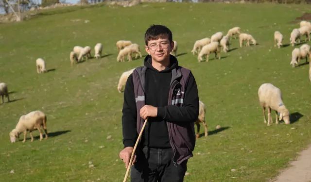 Üniversiteyi okuduktan sonra eve dönüp sürü sahibi oldu