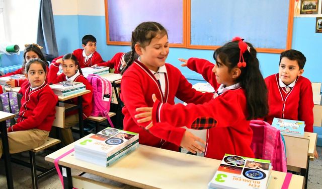 Ara tatil sona erdi, milyonlarca öğrenci yeniden sınıflarda