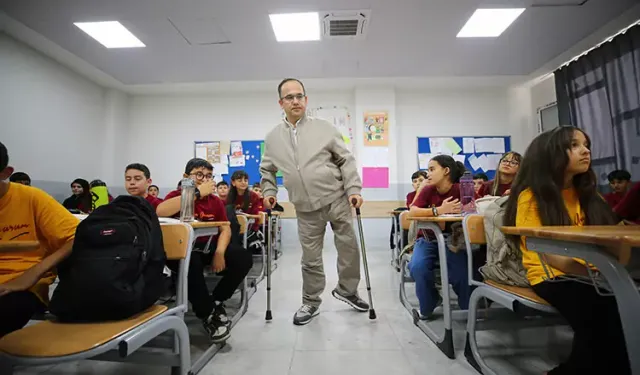 Yanlış iğneyle engelli kalan öğretmen azmiyle öğrencilerine örnek oluyor