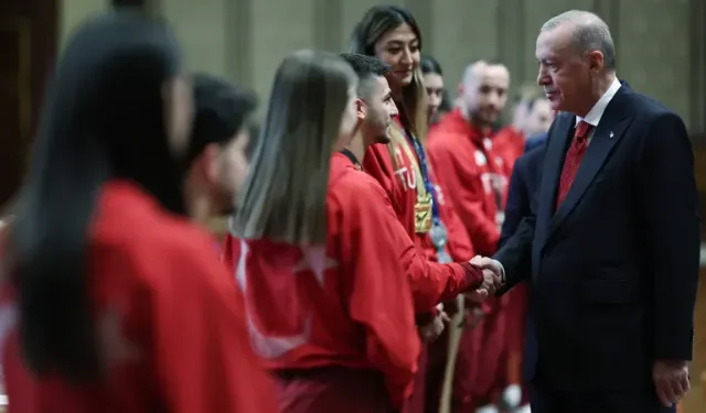 Erdoğan, Külliye'de sporcuları kabul etti