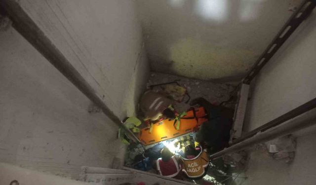 Asansör boşluğuna düşen işçi yaralandı