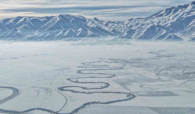 Yüksekova’nın kar altındaki menderesleri hayran bırakıyor