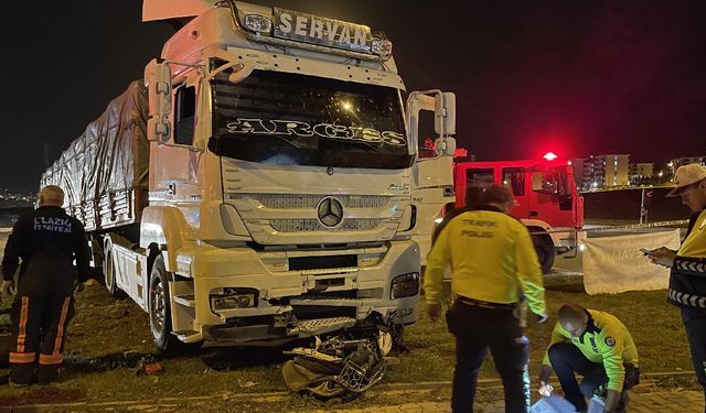 Kaza yapan tırın altında kalan sürücü öldü