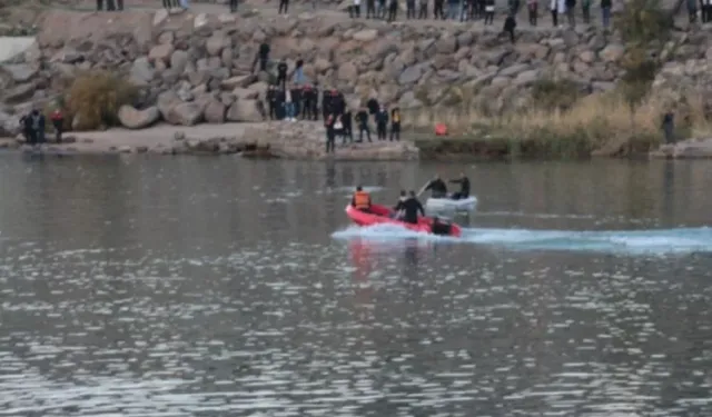 Nehre düşen terliğini almak isterken suya düşen çocuk kayboldu