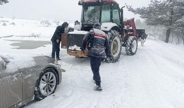 Sakarya'da kar nedeniyle yaylada mahsur kalan 15 araç kurtarıldı
