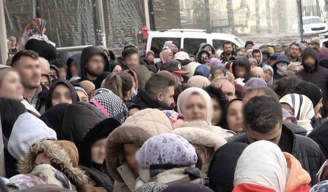 Bursa'da indirim izdihamı: 100 liralık alışveriş için dondurucu soğukta saatlerce beklediler