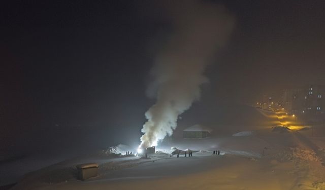 Hakkari'de itfaiye araçlarının çıkamadığı tandır evindeki yangına vatandaşlardan karla müdahale