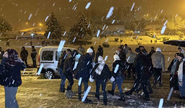 Kar yağışını horon ve halay oynayarak karşıladılar