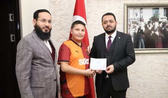 Bayram harçlıklarını Filistin'e bağışladı!