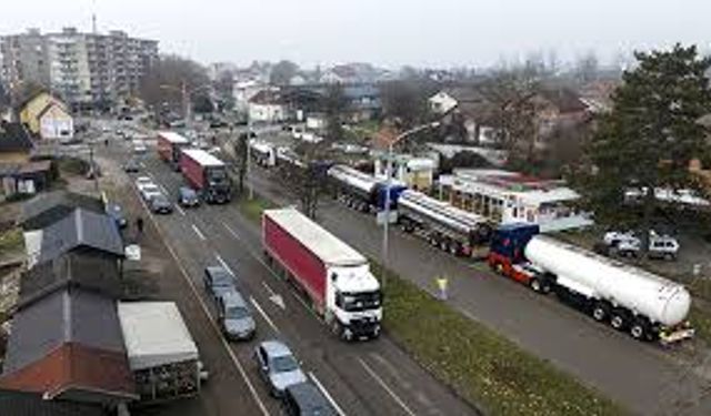 Bosna Hersek'teki kamyon sürücüleri AB'nin geçiş kurallarını protesto etmek için kontak kapattı