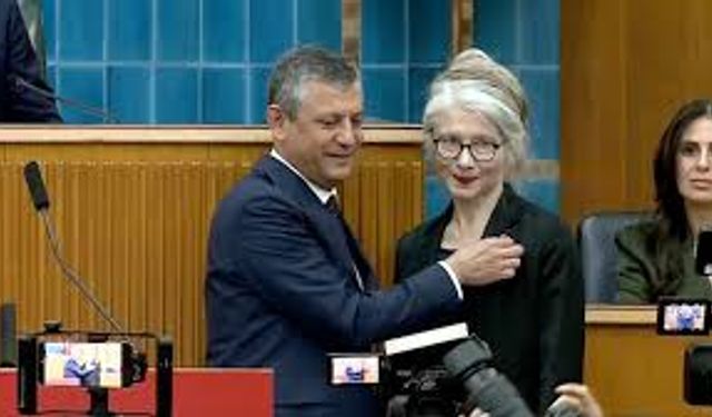 Emine Ülker Tarhan CHP'ye geri döndü!