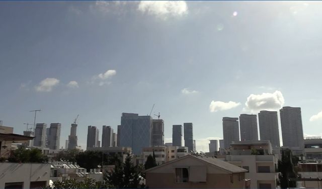 İran'ın misillemesinin ardından Tel Aviv ve çevre kentlere füze parçaları isabet etti