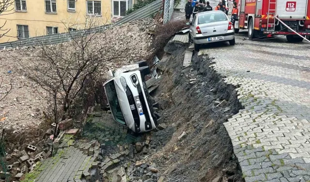 Üsküdar'da yol çöktü: Otomobil çukura düştü