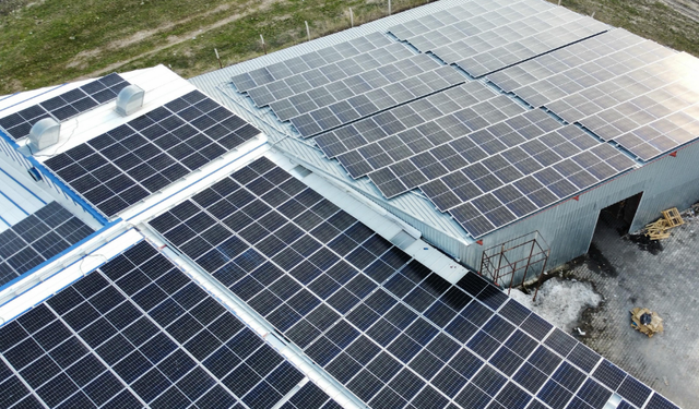 Erzurum'da çatıdaki güneş enerjisi sistemini tamir ederken hastanelik oldu