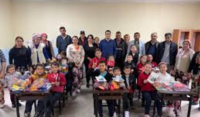Ülkü Ocakları İzmir İl Başkanlığı tadilat yaptıkları okullarda çocuklara 'püskevit' ikram etti